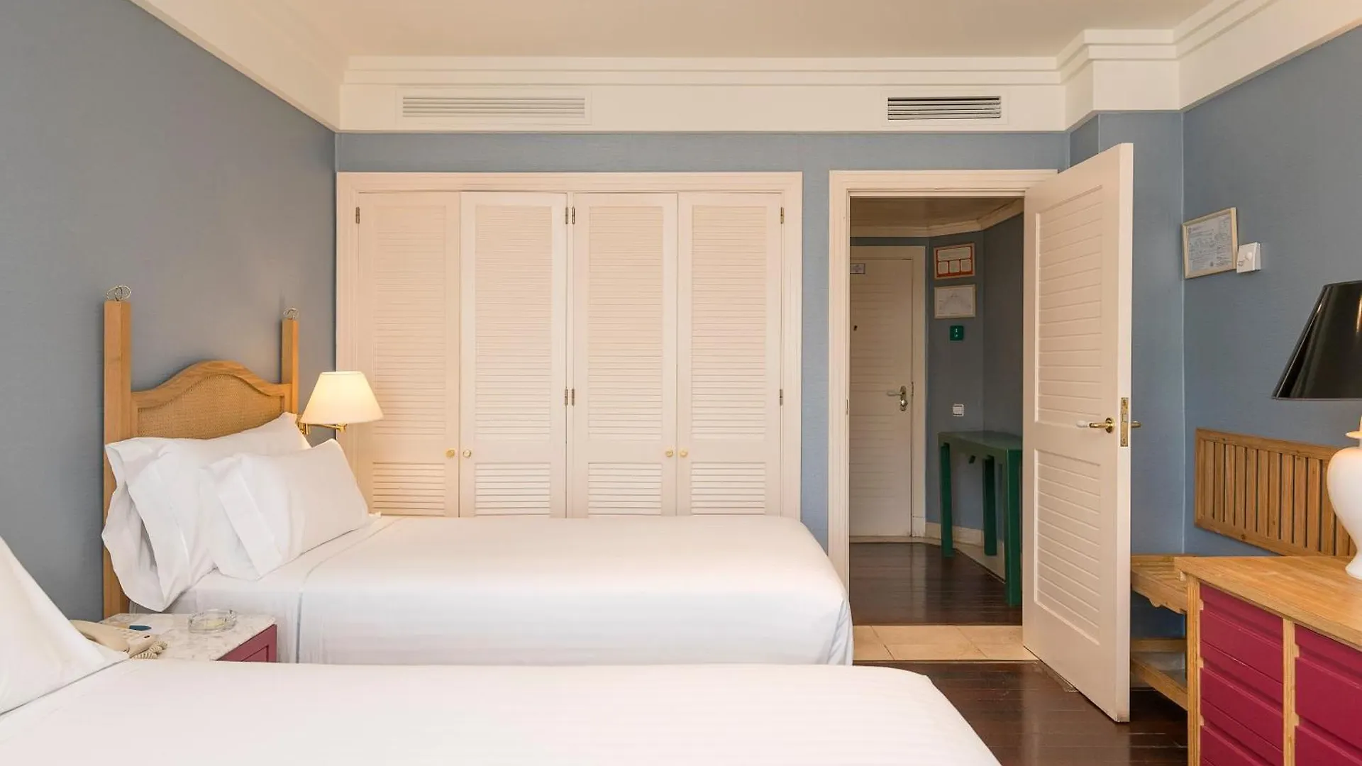 Hotel Playa Victoria Cadiz 4*,